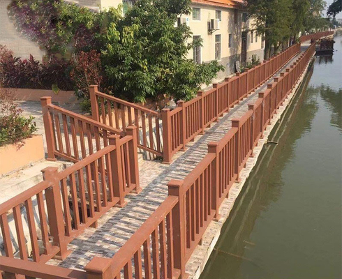 Feuerfester WPC-Zaun-Panel Wood Plastic-zusammengesetztes Innenbrett Tan Protective Railing For Riverside 200x120cm