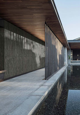 Dunkelgrauer, mattes Porzellantäfel mit Flammen 600x1200mm Außenvorhang