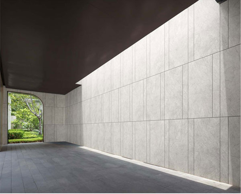 Gravierte Farbe Verschleißbeständiges Beige 120x60cm Leicht gepresste Oberfläche Außenvorhangwandfliese Für den Wiederaufbau