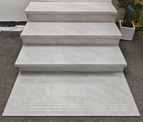 Carrara Dauerhafte Raum für Led-Streifen 470x1200mm Polierte Verglasung Keramik Treppen für Gebäude