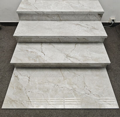 Verschleißbeständig Leichtgrauer Marble Leerraum für Led-Streifen 470x1200mm Polierte Verglasung Keramiktreppen Schritt und Aufzug Für Wohnzimmer