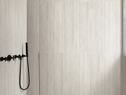 Rutschfeste beige und hellgraue Travertin-Innenbodenfliesen, 600 x 1200 mm, matte Porzellanfliesen für das Wohnzimmer