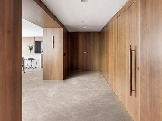 Atemberaubender und langlebiger Innenboden in Grau und Beige, 600 x 1200 mm, Nachbildung glasierter Porzellanfliesen für den Wiederaufbau