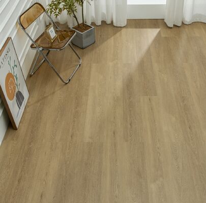 Feuchtigkeitsdicht 1220x180mm Dicke 5mm Innenfußboden Braun SPC Fußboden UV-Beschichtung Holzmuster für den Wiederaufbau