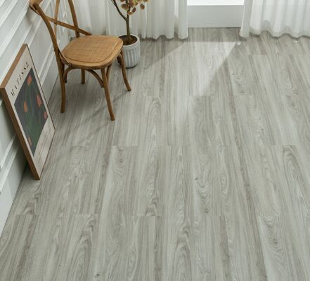 Graue Schiebefeste 1220x180mm Innenschicht 5mm SPC-Bodenbelag UV-Beschichtung Holzmuster für Büro und Wohnzimmer