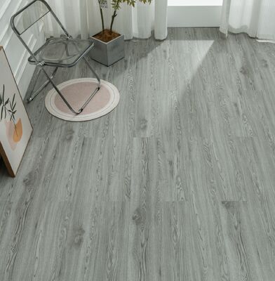 Atemberaubende graue 1220x180mm Innenboden SPC-Bodenbelag UV-Beschichtung Dicke 5mm Holzoptik für Wohnzimmer und Renovierung