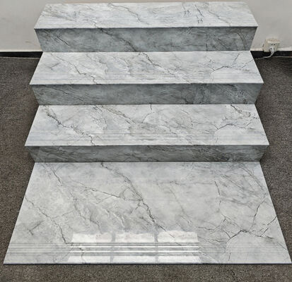 Atemberaubende und schmutzabweisende graue Carrara-Beige 470x1200mm polierte glasierte Keramik-Treppenstufen und Setzstufen für Büros und Gebäude