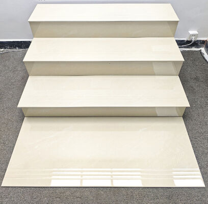 Abnutzungsbeständig Grau Beige Carrara 470x1200mm Superweiß Körper Polierte Glas-Keramik-Treppen Stufe und Aufzug für Renovierung